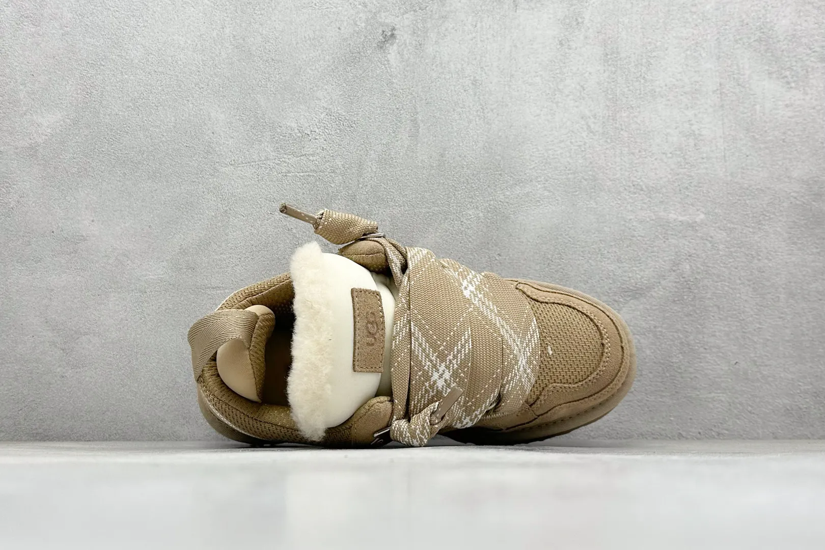 🐲💰 560 Support store UGG sheepskin all-in-one snow boots Mel style upper design, recycled ballistic canvas mesh, high-quality suede upper, two-color flat shoelaces. The inner material of the shoe is made of Longfeng sheep fur. Furry lining keeps warm and locks in heat. The sole material is a comfortable Treadlite by UGG EVA light wing outsole. Item number: 1144032 Size: 35-45
